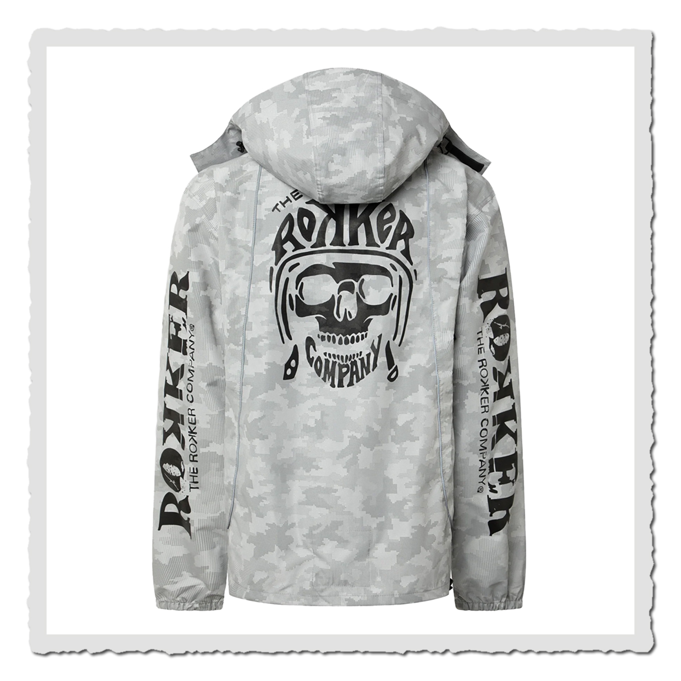 Rückansicht der grauen Camo-Regenjacke mit großer Skull-Grafik und Schriftzug, Kapuze oben, freigestellt auf weiß.